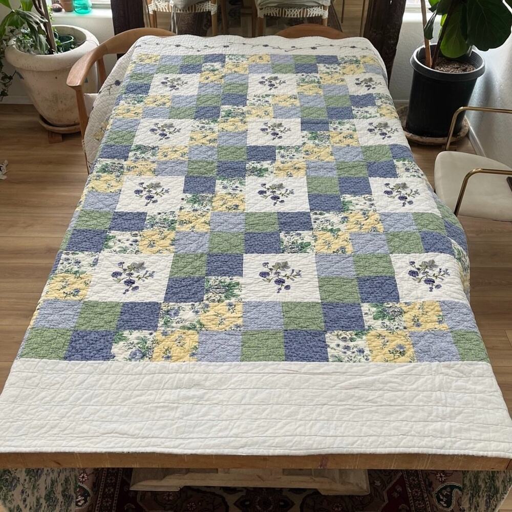 Vintage Grandma Floral Quilt 85x85" Scalloped Edge Hand Quilted Embroidered